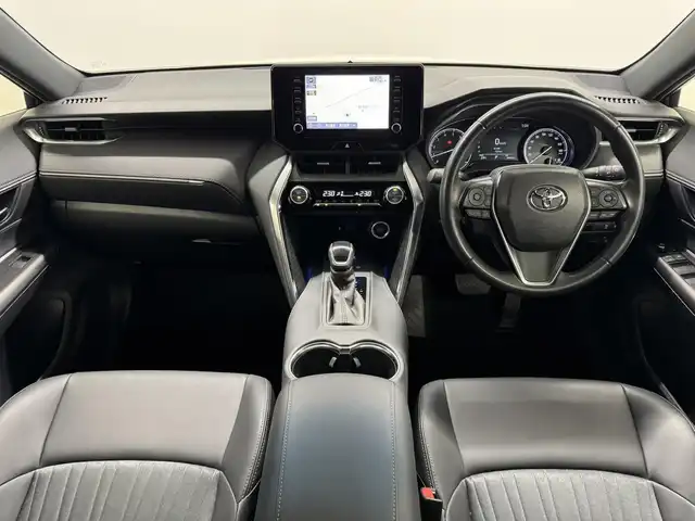 トヨタ ハリアー G 三重県 2020(令2)年 2.5万km ホワイトパールクリスタルシャイン ハイブリッド/FF/MTモード付フロアCVT/純正 12.3インチナビ/（AM/FM/USB/iPod/Bluetooth/AUX/TV/AppleCarPlay/AndroidAuto）/バックガイドモニター/ドライブレコーダー 前後（デジタルインナーミラー内蔵＆後付け）/ビルトイン ETC/Toyota Safety Sense/●プリクラッシュセーフティ/●レーントレーシングアシスト/●レーダークルコン/●アダプティブハイビームシステム/●ロードサインアシスト/・【OP】ブラインドスポットモニター/・リヤクロストラフィックアラート/・パーキングサポートブレーキ（静止物＆後方接近車両（OP））/など/装備/・デジタルインナーミラー/・ハーフレザーシート/・パワーシート（D8way＋電動ランバーサポート）/・パワーバックドア/・左右独立オートエアコン/・雨滴検知式フロントワイパー/・電動テレスコピックステアリング/・ステアリングスイッチ/・充電用USBジャックx2/・電子パーキングブレーキ＆オートブレーキホールド/・純正 18inAW/・保/取/ナビ取/・スマートキーx2/など
