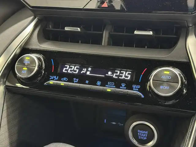 トヨタ ハリアー G 三重県 2020(令2)年 2.5万km ホワイトパールクリスタルシャイン ハイブリッド/FF/MTモード付フロアCVT/純正 12.3インチナビ/（AM/FM/USB/iPod/Bluetooth/AUX/TV/AppleCarPlay/AndroidAuto）/バックガイドモニター/ドライブレコーダー 前後（デジタルインナーミラー内蔵＆後付け）/ビルトイン ETC/Toyota Safety Sense/●プリクラッシュセーフティ/●レーントレーシングアシスト/●レーダークルコン/●アダプティブハイビームシステム/●ロードサインアシスト/・【OP】ブラインドスポットモニター/・リヤクロストラフィックアラート/・パーキングサポートブレーキ（静止物＆後方接近車両（OP））/など/装備/・デジタルインナーミラー/・ハーフレザーシート/・パワーシート（D8way＋電動ランバーサポート）/・パワーバックドア/・左右独立オートエアコン/・雨滴検知式フロントワイパー/・電動テレスコピックステアリング/・ステアリングスイッチ/・充電用USBジャックx2/・電子パーキングブレーキ＆オートブレーキホールド/・純正 18inAW/・保/取/ナビ取/・スマートキーx2/など