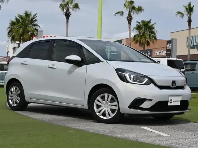 ホンダ フィット e:HEVホーム 千葉県 2020(令2)年 3.2万km プレミアムサンライトホワイトパール ホンダセンシング/・衝突軽減ブレーキ（CMBS）/・車線維持支援システム（LKAS）/・アダプティブクルーズコントロール（ACC）/・後方誤発進抑制機能/・誤発進抑制機能/ハーフレザーシート/9インチ純正ナビ/地デジTV/【DVD/CD再生機能　Bluetooth接続】/バックカメラ/ドライブレコーダー/革巻きステアリング/ステアリングスイッチ/ETC/LEDヘッドライト/ウインカーミラー/コーナーセンサー/サイド/カーテンエアバッグ/スマートキー