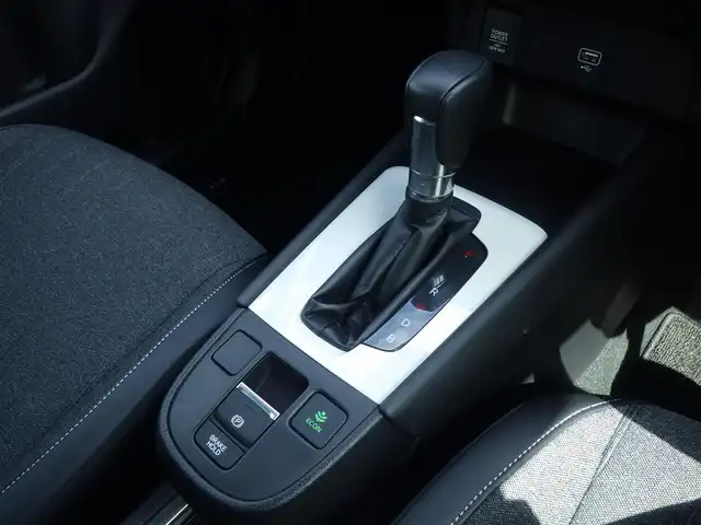 ホンダ フィット e:HEVホーム 千葉県 2020(令2)年 3.2万km プレミアムサンライトホワイトパール ホンダセンシング/・衝突軽減ブレーキ（CMBS）/・車線維持支援システム（LKAS）/・アダプティブクルーズコントロール（ACC）/・後方誤発進抑制機能/・誤発進抑制機能/ハーフレザーシート/9インチ純正ナビ/地デジTV/【DVD/CD再生機能　Bluetooth接続】/バックカメラ/ドライブレコーダー/革巻きステアリング/ステアリングスイッチ/ETC/LEDヘッドライト/ウインカーミラー/コーナーセンサー/サイド/カーテンエアバッグ/スマートキー