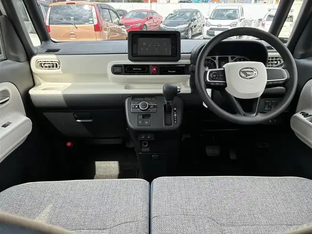 ダイハツ ムーヴ キャンバス ストライプス G 熊本県 2024(令6)年 0.5万km シャイニングホワイトパール/スムーズグレーマイカメタリック ワンオーナー/ディスプレイオーディオ/【CD/DVD/BT/AUX/USB】/全方位カメラ/衝突軽減ブレーキ/車線逸脱警報/パーキングセンサー/両側パワースライドドア/シートヒーター/ステアリングリモコン/アイドリングストップ/ＬＥＤオートライト/フォグランプ/電格式ミラー/社外フロアマット/電子パーキング/オートホールド/スマートキー/スペアキー/取扱説明書/保証書