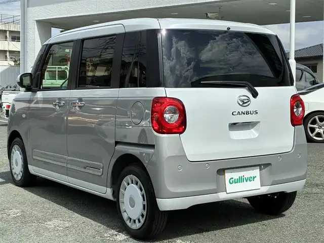 ダイハツ ムーヴ キャンバス ストライプス G 熊本県 2024(令6)年 0.5万km シャイニングホワイトパール/スムーズグレーマイカメタリック ワンオーナー/ディスプレイオーディオ/【CD/DVD/BT/AUX/USB】/全方位カメラ/衝突軽減ブレーキ/車線逸脱警報/パーキングセンサー/両側パワースライドドア/シートヒーター/ステアリングリモコン/アイドリングストップ/ＬＥＤオートライト/フォグランプ/電格式ミラー/社外フロアマット/電子パーキング/オートホールド/スマートキー/スペアキー/取扱説明書/保証書