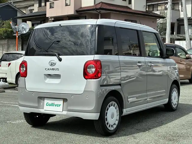 ダイハツ ムーヴ キャンバス ストライプス G 熊本県 2024(令6)年 0.5万km シャイニングホワイトパール/スムーズグレーマイカメタリック ワンオーナー/ディスプレイオーディオ/【CD/DVD/BT/AUX/USB】/全方位カメラ/衝突軽減ブレーキ/車線逸脱警報/パーキングセンサー/両側パワースライドドア/シートヒーター/ステアリングリモコン/アイドリングストップ/ＬＥＤオートライト/フォグランプ/電格式ミラー/社外フロアマット/電子パーキング/オートホールド/スマートキー/スペアキー/取扱説明書/保証書