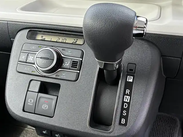 ダイハツ ムーヴ キャンバス ストライプス G 熊本県 2024(令6)年 0.5万km シャイニングホワイトパール/スムーズグレーマイカメタリック ワンオーナー/ディスプレイオーディオ/【CD/DVD/BT/AUX/USB】/全方位カメラ/衝突軽減ブレーキ/車線逸脱警報/パーキングセンサー/両側パワースライドドア/シートヒーター/ステアリングリモコン/アイドリングストップ/ＬＥＤオートライト/フォグランプ/電格式ミラー/社外フロアマット/電子パーキング/オートホールド/スマートキー/スペアキー/取扱説明書/保証書