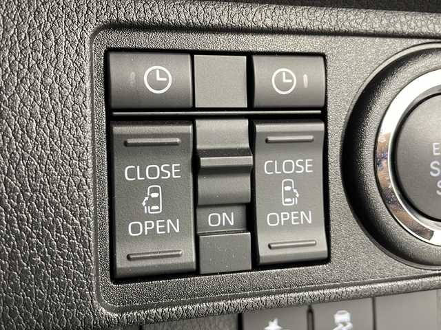 ダイハツ ムーヴ キャンバス ストライプス G 愛知県 2024(令6)年 0.5万km シャイニングホワイトパール/スムーズグレーマイカメタリック ワンオーナー/ディスプレイオーディオ/【CD/DVD/BT/AUX/USB】/全方位カメラ/衝突軽減ブレーキ/車線逸脱警報/パーキングセンサー/両側パワースライドドア/シートヒーター/ステアリングリモコン/アイドリングストップ/ＬＥＤオートライト/フォグランプ/電格式ミラー/社外フロアマット/電子パーキング/オートホールド/スマートキー/スペアキー/取扱説明書/保証書