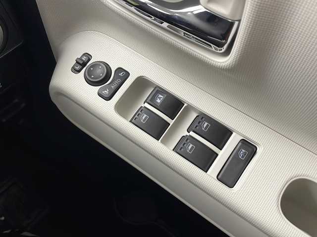 ダイハツ ムーヴ キャンバス ストライプス G 愛知県 2024(令6)年 0.5万km シャイニングホワイトパール/スムーズグレーマイカメタリック ワンオーナー/ディスプレイオーディオ/【CD/DVD/BT/AUX/USB】/全方位カメラ/衝突軽減ブレーキ/車線逸脱警報/パーキングセンサー/両側パワースライドドア/シートヒーター/ステアリングリモコン/アイドリングストップ/ＬＥＤオートライト/フォグランプ/電格式ミラー/社外フロアマット/電子パーキング/オートホールド/スマートキー/スペアキー/取扱説明書/保証書