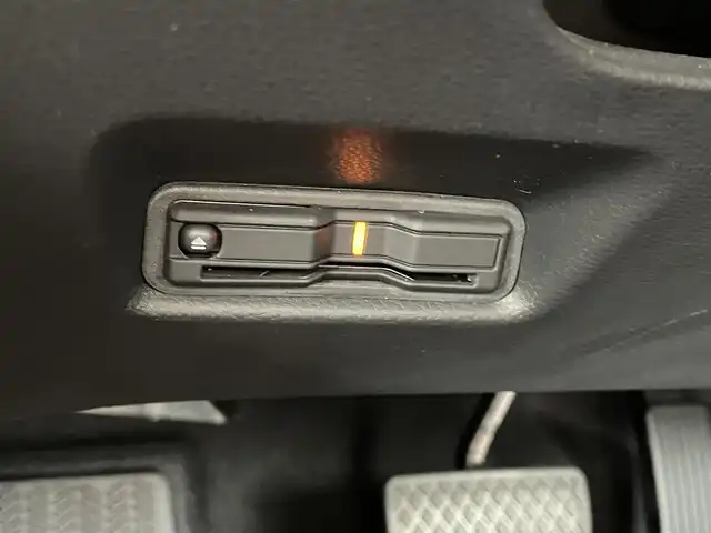 ホンダ フィット e:HEVホーム カーサ 福岡県 2022(令4)年 0.6万km プラチナホワイトパール ・純正9インチインチプレミアムインターナビ/・ナビフルセグＴＶ　ＤＶＤ　ＢＴ　ＳＤ　/・バックカメラ　/・ＥＴＣ２．０　/・前後ドライブレコーダー　/・カーサ専用ハーフレザーシート　/・専用フロアマット　/・シートヒーター　　/・レーダークルーズコントロール　/・スマートキー×２/・プッシュスタート/・オートライト/・LEDヘットライト/・純正16インチアルミ/・ホンダセンシング/・路外逸脱抑制/・踏み間違い衝突軽減システム/・衝突軽減ブレーキ/・保証書/・取説