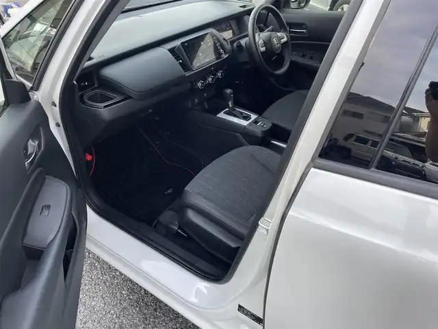 ホンダ フィット e:HEVホーム カーサ 福岡県 2022(令4)年 0.6万km プラチナホワイトパール ・純正9インチインチプレミアムインターナビ/・ナビフルセグＴＶ　ＤＶＤ　ＢＴ　ＳＤ　/・バックカメラ　/・ＥＴＣ２．０　/・前後ドライブレコーダー　/・カーサ専用ハーフレザーシート　/・専用フロアマット　/・シートヒーター　　/・レーダークルーズコントロール　/・スマートキー×２/・プッシュスタート/・オートライト/・LEDヘットライト/・純正16インチアルミ/・ホンダセンシング/・路外逸脱抑制/・踏み間違い衝突軽減システム/・衝突軽減ブレーキ/・保証書/・取説