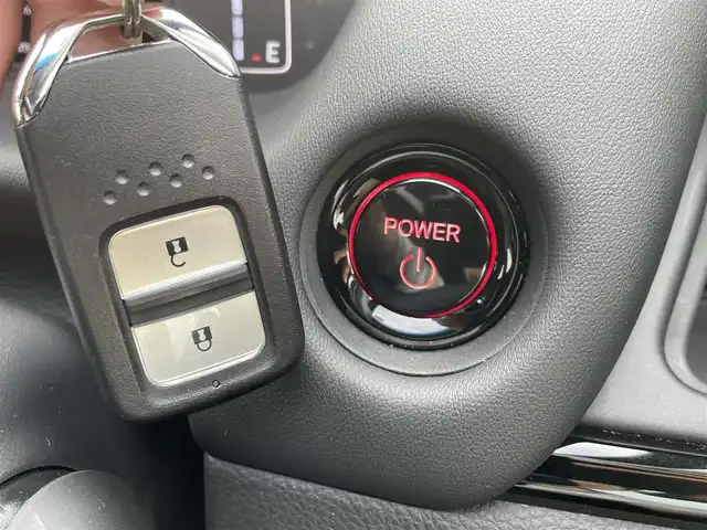 ホンダ フィット e:HEVホーム カーサ 福岡県 2022(令4)年 0.6万km プラチナホワイトパール ・純正9インチインチプレミアムインターナビ/・ナビフルセグＴＶ　ＤＶＤ　ＢＴ　ＳＤ　/・バックカメラ　/・ＥＴＣ２．０　/・前後ドライブレコーダー　/・カーサ専用ハーフレザーシート　/・専用フロアマット　/・シートヒーター　　/・レーダークルーズコントロール　/・スマートキー×２/・プッシュスタート/・オートライト/・LEDヘットライト/・純正16インチアルミ/・ホンダセンシング/・路外逸脱抑制/・踏み間違い衝突軽減システム/・衝突軽減ブレーキ/・保証書/・取説
