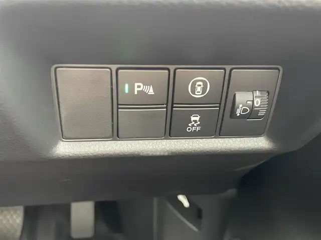 ホンダ フィット e:HEVホーム カーサ 福岡県 2022(令4)年 0.6万km プラチナホワイトパール ・純正9インチインチプレミアムインターナビ/・ナビフルセグＴＶ　ＤＶＤ　ＢＴ　ＳＤ　/・バックカメラ　/・ＥＴＣ２．０　/・前後ドライブレコーダー　/・カーサ専用ハーフレザーシート　/・専用フロアマット　/・シートヒーター　　/・レーダークルーズコントロール　/・スマートキー×２/・プッシュスタート/・オートライト/・LEDヘットライト/・純正16インチアルミ/・ホンダセンシング/・路外逸脱抑制/・踏み間違い衝突軽減システム/・衝突軽減ブレーキ/・保証書/・取説