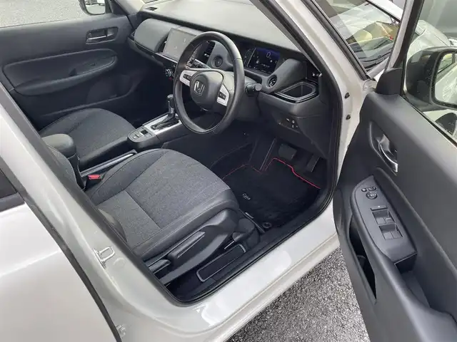 ホンダ フィット e:HEVホーム カーサ 福岡県 2022(令4)年 0.6万km プラチナホワイトパール ・純正9インチインチプレミアムインターナビ/・ナビフルセグＴＶ　ＤＶＤ　ＢＴ　ＳＤ　/・バックカメラ　/・ＥＴＣ２．０　/・前後ドライブレコーダー　/・カーサ専用ハーフレザーシート　/・専用フロアマット　/・シートヒーター　　/・レーダークルーズコントロール　/・スマートキー×２/・プッシュスタート/・オートライト/・LEDヘットライト/・純正16インチアルミ/・ホンダセンシング/・路外逸脱抑制/・踏み間違い衝突軽減システム/・衝突軽減ブレーキ/・保証書/・取説