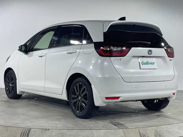 ホンダ フィット e:HEVホーム カーサ 福岡県 2022(令4)年 0.6万km プラチナホワイトパール ・純正9インチインチプレミアムインターナビ/・ナビフルセグＴＶ　ＤＶＤ　ＢＴ　ＳＤ　/・バックカメラ　/・ＥＴＣ２．０　/・前後ドライブレコーダー　/・カーサ専用ハーフレザーシート　/・専用フロアマット　/・シートヒーター　　/・レーダークルーズコントロール　/・スマートキー×２/・プッシュスタート/・オートライト/・LEDヘットライト/・純正16インチアルミ/・ホンダセンシング/・路外逸脱抑制/・踏み間違い衝突軽減システム/・衝突軽減ブレーキ/・保証書/・取説