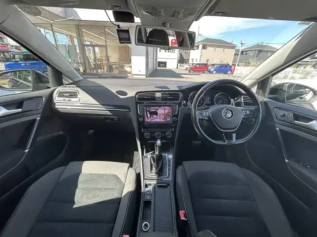 フォルクスワーゲン ゴルフ TSI ハイライン BMテクノ 静岡県 2015(平27)年 7.6万km ディープブラックパールエフェクト ユーザー買取車両/純正ナビ[AM/FM/BT/TV/AUX]/純正17インチAW/純正LEDヘッドライト/オートライト/純正フロアマット/MTモード付AT/クルーズコントロール/アイドリンクストップ/USB入力端子/ETC/ドライブレコーダー/バックカメラ/レーンアシスト/保証書/取扱説明書