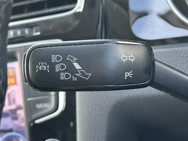 フォルクスワーゲン ゴルフ TSI ハイライン BMテクノ 静岡県 2015(平27)年 7.6万km ディープブラックパールエフェクト ユーザー買取車両/純正ナビ[AM/FM/BT/TV/AUX]/純正17インチAW/純正LEDヘッドライト/オートライト/純正フロアマット/MTモード付AT/クルーズコントロール/アイドリンクストップ/USB入力端子/ETC/ドライブレコーダー/バックカメラ/レーンアシスト/保証書/取扱説明書