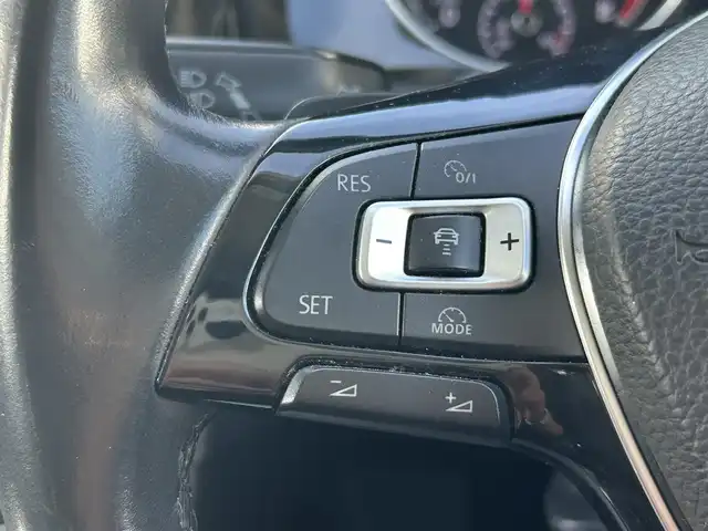 フォルクスワーゲン ゴルフ TSI ハイライン BMテクノ 静岡県 2015(平27)年 7.6万km ディープブラックパールエフェクト ユーザー買取車両/純正ナビ[AM/FM/BT/TV/AUX]/純正17インチAW/純正LEDヘッドライト/オートライト/純正フロアマット/MTモード付AT/クルーズコントロール/アイドリンクストップ/USB入力端子/ETC/ドライブレコーダー/バックカメラ/レーンアシスト/保証書/取扱説明書