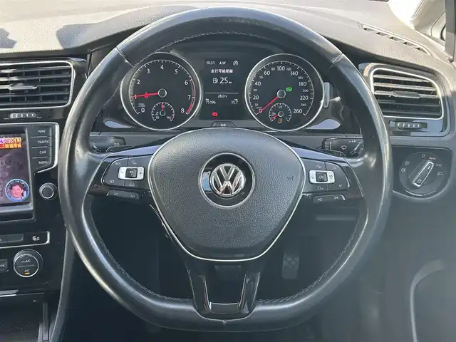 フォルクスワーゲン ゴルフ TSI ハイライン BMテクノ 静岡県 2015(平27)年 7.6万km ディープブラックパールエフェクト ユーザー買取車両/純正ナビ[AM/FM/BT/TV/AUX]/純正17インチAW/純正LEDヘッドライト/オートライト/純正フロアマット/MTモード付AT/クルーズコントロール/アイドリンクストップ/USB入力端子/ETC/ドライブレコーダー/バックカメラ/レーンアシスト/保証書/取扱説明書