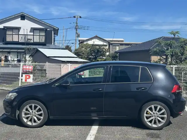フォルクスワーゲン ゴルフ TSI ハイライン BMテクノ 静岡県 2015(平27)年 7.6万km ディープブラックパールエフェクト ユーザー買取車両/純正ナビ[AM/FM/BT/TV/AUX]/純正17インチAW/純正LEDヘッドライト/オートライト/純正フロアマット/MTモード付AT/クルーズコントロール/アイドリンクストップ/USB入力端子/ETC/ドライブレコーダー/バックカメラ/レーンアシスト/保証書/取扱説明書