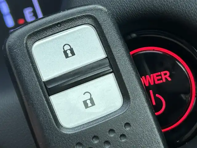 ホンダ フィット e:HEVホーム 道央・札幌 2021(令3)年 5.6万km プラチナホワイトパール ・４WD/・寒冷地仕様/・ホンダセンシング/・衝突被害軽減ブレーキ/・レーンキープアシスト/・踏み間違え防止装置/・レーダークルーズコントロール/・コーナーセンサー/・フロントワイパーデアイサー/・ミラーヒーター/・社外メモリナビ/・バクカメラ/・電子パーキング/・ETC/・スマートキー/・プッシュスタート/・横滑り防止装置/・LEDヘッドライト/・電格ミラー