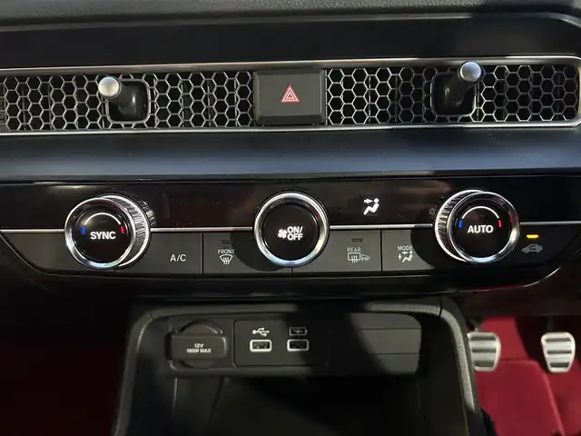 ホンダ シビック タイプR 愛知県 2024(令6)年 0.6万km チャンピオンシップホワイト 6MT ワンオーナー　ホンダセンシング　純正９型ディスプレイ（ナビ/スマホ連携/Bluetooth/USB/TV)　バックカメラ　ＥＴＣ2.0　タイプＲ専用リアスポイラー　ブレンボキャリパー　ブラインドスポットモニター　アダプティブクルーズコントロール　レーンアシスト LEDヘッドライト