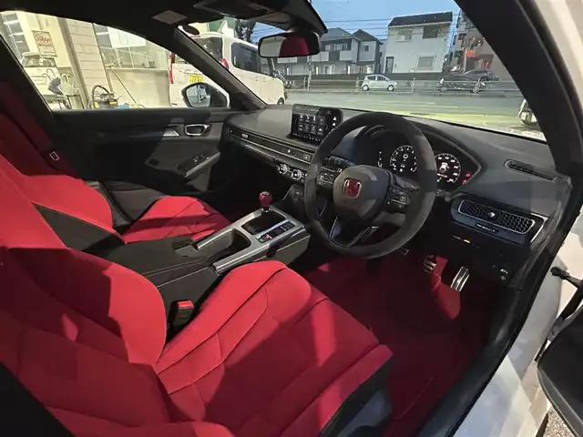 ホンダ シビック タイプR 愛知県 2024(令6)年 0.6万km チャンピオンシップホワイト 6MT ワンオーナー　ホンダセンシング　純正９型ディスプレイ（ナビ/スマホ連携/Bluetooth/USB/TV)　バックカメラ　ＥＴＣ2.0　タイプＲ専用リアスポイラー　ブレンボキャリパー　ブラインドスポットモニター　アダプティブクルーズコントロール　レーンアシスト LEDヘッドライト