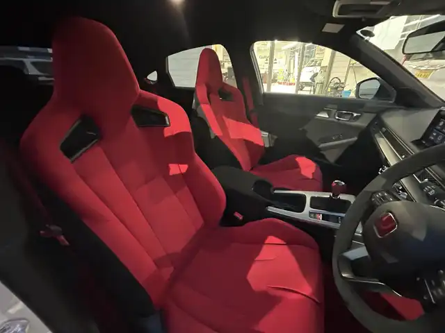 ホンダ シビック タイプR 愛知県 2024(令6)年 0.6万km チャンピオンシップホワイト 6MT ワンオーナー　ホンダセンシング　純正９型ディスプレイ（ナビ/スマホ連携/Bluetooth/USB/TV)　バックカメラ　ＥＴＣ2.0　タイプＲ専用リアスポイラー　ブレンボキャリパー　ブラインドスポットモニター　アダプティブクルーズコントロール　レーンアシスト LEDヘッドライト
