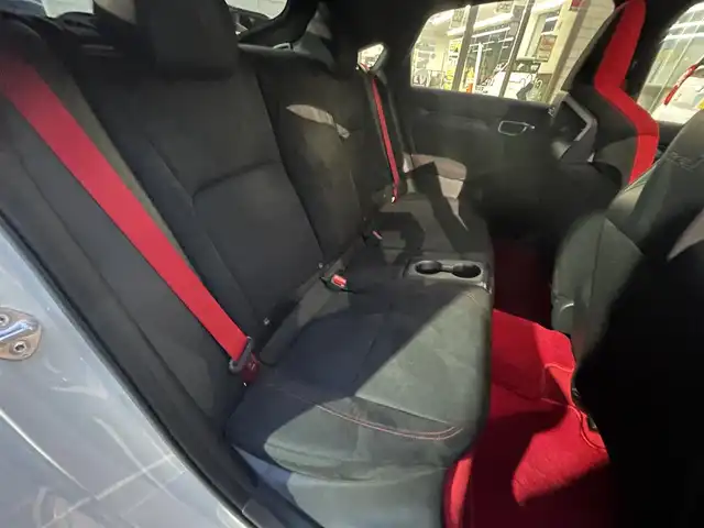 ホンダ シビック タイプR 愛知県 2024(令6)年 0.6万km チャンピオンシップホワイト 6MT ワンオーナー　ホンダセンシング　純正９型ディスプレイ（ナビ/スマホ連携/Bluetooth/USB/TV)　バックカメラ　ＥＴＣ2.0　タイプＲ専用リアスポイラー　ブレンボキャリパー　ブラインドスポットモニター　アダプティブクルーズコントロール　レーンアシスト LEDヘッドライト