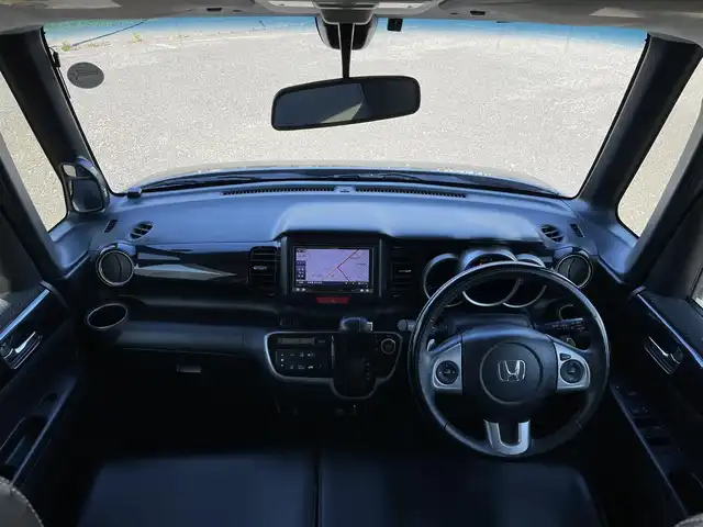 ホンダ Ｎ ＢＯＸ カスタム ターボ SSパッケージ 道央・札幌 2014(平26)年 8万km ポリッシュドメタルメタリック ４WD/社外メモリーナビ/CD/DVD/BT/フルセグ/シティブレーキアクティブシステム/横滑り防止装置/クルーズコントロール/バックカメラ/ETC/ECONモード/両側パワースライドドア/前席シートヒーター/レザー調シートカバー/革巻きステアリング/ステアリングリモコン/パドルシフト/プッシュスタート/スマートキー/HIDヘッドライト/オートライト/フォグランプ/電動格納ミラー/ヒーテッドドアミラー/ウィンカーミラー/純正フロアマット/ドアバイザー/社外エンジンスターター