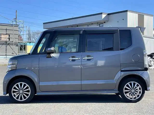 ホンダ Ｎ ＢＯＸ カスタム ターボ SSパッケージ 道央・札幌 2014(平26)年 8万km ポリッシュドメタルメタリック ４WD/社外メモリーナビ/CD/DVD/BT/フルセグ/シティブレーキアクティブシステム/横滑り防止装置/クルーズコントロール/バックカメラ/ETC/ECONモード/両側パワースライドドア/前席シートヒーター/レザー調シートカバー/革巻きステアリング/ステアリングリモコン/パドルシフト/プッシュスタート/スマートキー/HIDヘッドライト/オートライト/フォグランプ/電動格納ミラー/ヒーテッドドアミラー/ウィンカーミラー/純正フロアマット/ドアバイザー/社外エンジンスターター
