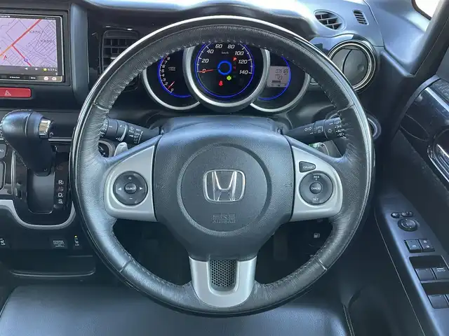 ホンダ Ｎ ＢＯＸ カスタム ターボ SSパッケージ 道央・札幌 2014(平26)年 8万km ポリッシュドメタルメタリック ４WD/社外メモリーナビ/CD/DVD/BT/フルセグ/シティブレーキアクティブシステム/横滑り防止装置/クルーズコントロール/バックカメラ/ETC/ECONモード/両側パワースライドドア/前席シートヒーター/レザー調シートカバー/革巻きステアリング/ステアリングリモコン/パドルシフト/プッシュスタート/スマートキー/HIDヘッドライト/オートライト/フォグランプ/電動格納ミラー/ヒーテッドドアミラー/ウィンカーミラー/純正フロアマット/ドアバイザー/社外エンジンスターター