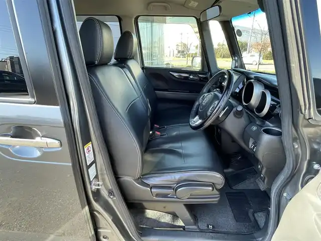 ホンダ Ｎ ＢＯＸ カスタム ターボ SSパッケージ 道央・札幌 2014(平26)年 8万km ポリッシュドメタルメタリック ４WD/社外メモリーナビ/CD/DVD/BT/フルセグ/シティブレーキアクティブシステム/横滑り防止装置/クルーズコントロール/バックカメラ/ETC/ECONモード/両側パワースライドドア/前席シートヒーター/レザー調シートカバー/革巻きステアリング/ステアリングリモコン/パドルシフト/プッシュスタート/スマートキー/HIDヘッドライト/オートライト/フォグランプ/電動格納ミラー/ヒーテッドドアミラー/ウィンカーミラー/純正フロアマット/ドアバイザー/社外エンジンスターター