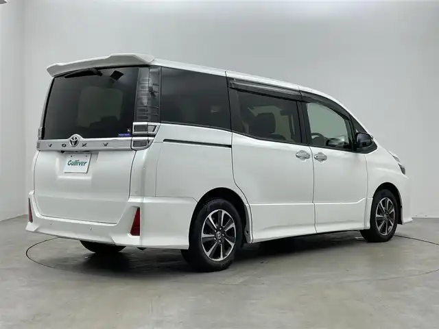 トヨタ ヴォクシー ZS 煌Ⅲ 埼玉県 2020(令2)年 5.3万km ホワイトパールクリスタルシャイン 純正9インチＳＤナビ/ CD DVD Bluetooth USB 音楽録音 フルセグ/フリップダウンモニター/両側パワースライドドア/バックカメラ/クルーズコントロール/プリクラッシュセーフティ/ビルトインＥＴＣ/コーナーセンサー/オートＬＥＤライト/ＬＥＤフォグランプ/ハーフレザーシート/アイドリングストップ/ダブルオートエアコン