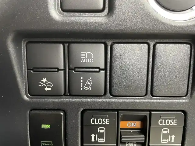 トヨタ ヴォクシー ZS 煌Ⅲ 埼玉県 2020(令2)年 5.3万km ホワイトパールクリスタルシャイン 純正9インチＳＤナビ/ CD DVD Bluetooth USB 音楽録音 フルセグ/フリップダウンモニター/両側パワースライドドア/バックカメラ/クルーズコントロール/プリクラッシュセーフティ/ビルトインＥＴＣ/コーナーセンサー/オートＬＥＤライト/ＬＥＤフォグランプ/ハーフレザーシート/アイドリングストップ/ダブルオートエアコン