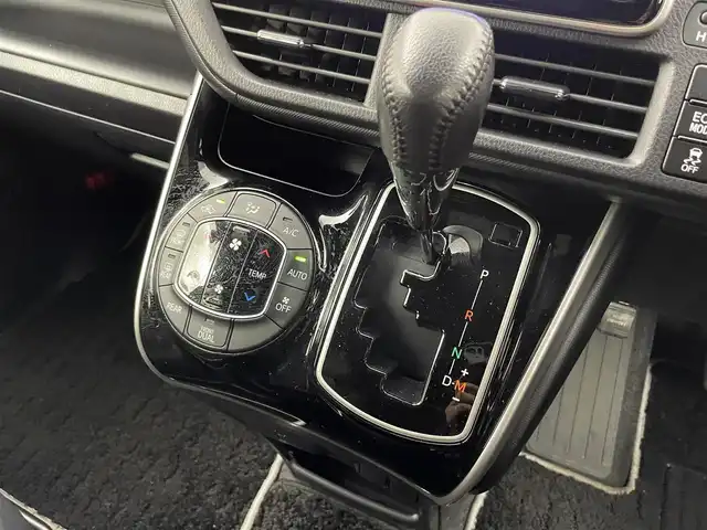 トヨタ ヴォクシー ZS 煌Ⅲ 埼玉県 2020(令2)年 5.3万km ホワイトパールクリスタルシャイン 純正9インチＳＤナビ/ CD DVD Bluetooth USB 音楽録音 フルセグ/フリップダウンモニター/両側パワースライドドア/バックカメラ/クルーズコントロール/プリクラッシュセーフティ/ビルトインＥＴＣ/コーナーセンサー/オートＬＥＤライト/ＬＥＤフォグランプ/ハーフレザーシート/アイドリングストップ/ダブルオートエアコン