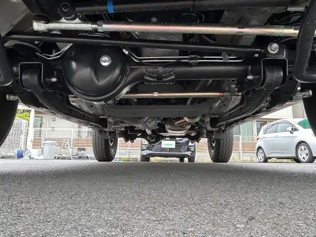 スズキ ジムニー シエラ JC 静岡県 2024(令6)年 0.3万km ミディアムグレー エンジンスタートボタン/ワンオーナー/パワーステアリング/パワーウィンドウ/4WD/アイドリングストップ/スマートキー/オートエアコン/クルーズコントロール/CD/CDチェンジャー/純正フロアマット/純正アルミホイール/D席N席シートヒーター/背面タイヤ/ABS/横滑り防止装置/コーナーセンサー後/センターデフロック/レーンキープアシスト/オートライト/LEDライト/オートマチックハイビーム/ダウンヒルアシストコントロール/W+サイドエアバック/衝突軽減システム