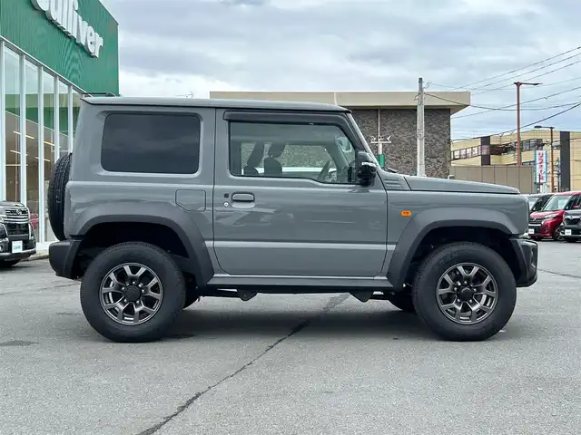 スズキ ジムニー シエラ JC 静岡県 2024(令6)年 0.3万km ミディアムグレー エンジンスタートボタン/ワンオーナー/パワーステアリング/パワーウィンドウ/4WD/アイドリングストップ/スマートキー/オートエアコン/クルーズコントロール/CD/CDチェンジャー/純正フロアマット/純正アルミホイール/D席N席シートヒーター/背面タイヤ/ABS/横滑り防止装置/コーナーセンサー後/センターデフロック/レーンキープアシスト/オートライト/LEDライト/オートマチックハイビーム/ダウンヒルアシストコントロール/W+サイドエアバック/衝突軽減システム