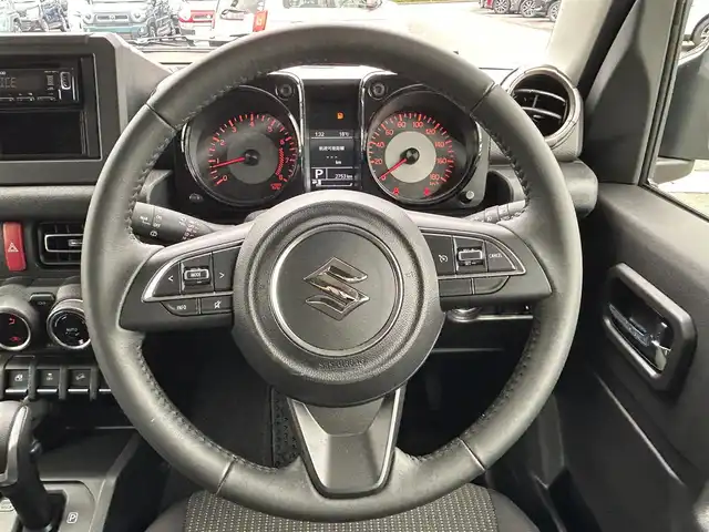 スズキ ジムニー シエラ JC 静岡県 2024(令6)年 0.3万km ミディアムグレー エンジンスタートボタン/ワンオーナー/パワーステアリング/パワーウィンドウ/4WD/アイドリングストップ/スマートキー/オートエアコン/クルーズコントロール/CD/CDチェンジャー/純正フロアマット/純正アルミホイール/D席N席シートヒーター/背面タイヤ/ABS/横滑り防止装置/コーナーセンサー後/センターデフロック/レーンキープアシスト/オートライト/LEDライト/オートマチックハイビーム/ダウンヒルアシストコントロール/W+サイドエアバック/衝突軽減システム