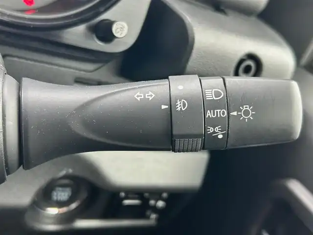 スズキ ジムニー シエラ JC 静岡県 2024(令6)年 0.3万km ミディアムグレー エンジンスタートボタン/ワンオーナー/パワーステアリング/パワーウィンドウ/4WD/アイドリングストップ/スマートキー/オートエアコン/クルーズコントロール/CD/CDチェンジャー/純正フロアマット/純正アルミホイール/D席N席シートヒーター/背面タイヤ/ABS/横滑り防止装置/コーナーセンサー後/センターデフロック/レーンキープアシスト/オートライト/LEDライト/オートマチックハイビーム/ダウンヒルアシストコントロール/W+サイドエアバック/衝突軽減システム