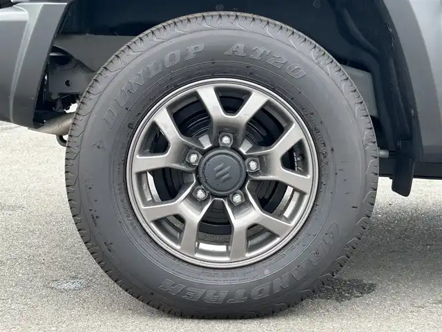 スズキ ジムニー シエラ JC 静岡県 2024(令6)年 0.3万km ミディアムグレー エンジンスタートボタン/ワンオーナー/パワーステアリング/パワーウィンドウ/4WD/アイドリングストップ/スマートキー/オートエアコン/クルーズコントロール/CD/CDチェンジャー/純正フロアマット/純正アルミホイール/D席N席シートヒーター/背面タイヤ/ABS/横滑り防止装置/コーナーセンサー後/センターデフロック/レーンキープアシスト/オートライト/LEDライト/オートマチックハイビーム/ダウンヒルアシストコントロール/W+サイドエアバック/衝突軽減システム