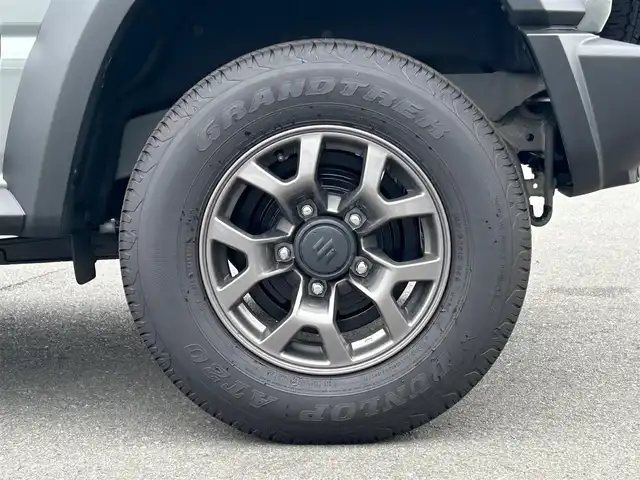 スズキ ジムニー シエラ JC 静岡県 2024(令6)年 0.3万km ミディアムグレー エンジンスタートボタン/ワンオーナー/パワーステアリング/パワーウィンドウ/4WD/アイドリングストップ/スマートキー/オートエアコン/クルーズコントロール/CD/CDチェンジャー/純正フロアマット/純正アルミホイール/D席N席シートヒーター/背面タイヤ/ABS/横滑り防止装置/コーナーセンサー後/センターデフロック/レーンキープアシスト/オートライト/LEDライト/オートマチックハイビーム/ダウンヒルアシストコントロール/W+サイドエアバック/衝突軽減システム