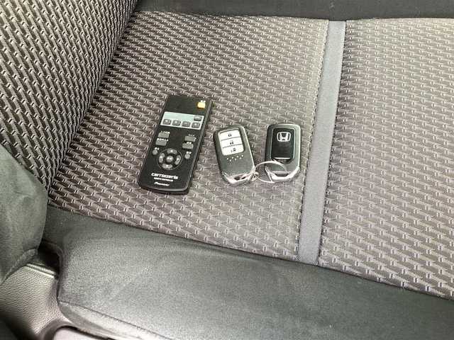 ホンダ ステップワゴン スパーダ 栃木県 2016(平28)年 11.5万km ホワイトオーキッドパール  カロッツェリアナビ(AVIC-RL901)/ フルセグテレビ/ バックカメラ/ Bluetoothオーディオ/ カロッツェリアフリップダウンモニター/ クルーズコントロール/ ドアバイザー/ プッシュスタート/ 片側パワースライドドア/ ETC/ LEDヘッドライト/ フォグライト