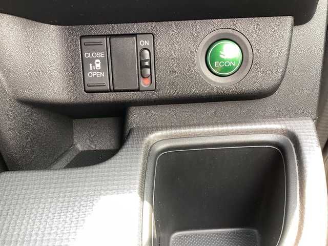 ホンダ ステップワゴン スパーダ 栃木県 2016(平28)年 11.5万km ホワイトオーキッドパール  カロッツェリアナビ(AVIC-RL901)/ フルセグテレビ/ バックカメラ/ Bluetoothオーディオ/ カロッツェリアフリップダウンモニター/ クルーズコントロール/ ドアバイザー/ プッシュスタート/ 片側パワースライドドア/ ETC/ LEDヘッドライト/ フォグライト