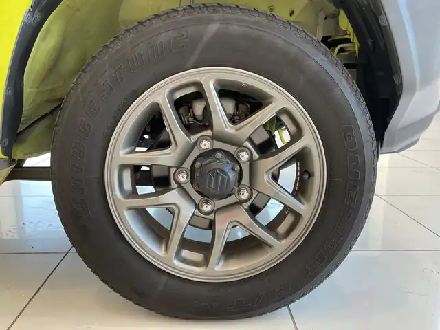 スズキ ジムニー XC 埼玉県 2018(平30)年 1.3万km キネティックイエロー/ブラック デュアルセンサーブレーキサポート /純正8インチメモリナビ /　　CD/DVD/BT/フルセグ/バックカメラ /クルーズコントロール /LEDオートライト /シートヒーター /純正16インチアルミホイール /ステアリングスイッチ