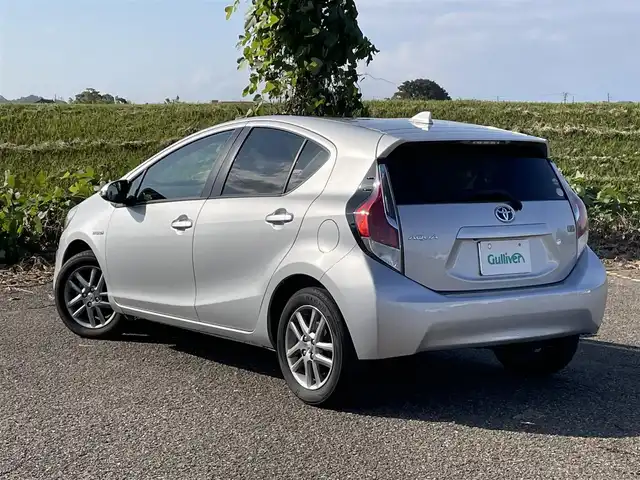 トヨタ アクア G 新潟県 2015(平27)年 7.1万km シルバーM 純正SDナビ(NSCP-W64)/CD/BT/ワンセグテレビ/バックカメラ/ETC/クルーズコントロール/ステアリングスイッチ/リモコンキー /純正15インチアルミホイール/社外15インチAW冬タイヤ車載