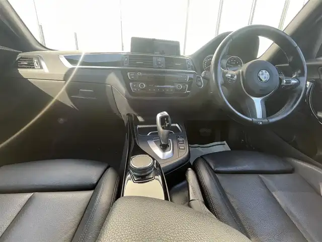 ＢＭＷ １１８ｉ Mスポーツ エディションシャドー 大阪府 2018(平30)年 6.6万km アルピンホワイトⅢ EditionShadow（限定モデル）/・ダークカラーLEDヘッドライト/・リヤコンビネーションライト/・ハイグロスブラックキドニーグリル/・18インチMライトアロイホイールダブルスポークジェットブラック/BMWコネクテッドドライブ/純正ナビ /　（CD/DVD/Bluetooth/USB）/純正ドライブレコーダー（前後）/レザーシート（合皮）/　（前席パワーシート/前席シートヒーター） /バックカメラ /純正ミラー内蔵型ETC