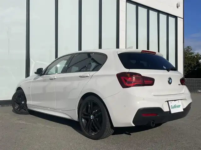 ＢＭＷ １１８ｉ Mスポーツ エディションシャドー 大阪府 2018(平30)年 6.6万km アルピンホワイトⅢ EditionShadow（限定モデル）/・ダークカラーLEDヘッドライト/・リヤコンビネーションライト/・ハイグロスブラックキドニーグリル/・18インチMライトアロイホイールダブルスポークジェットブラック/BMWコネクテッドドライブ/純正ナビ /　（CD/DVD/Bluetooth/USB）/純正ドライブレコーダー（前後）/レザーシート（合皮）/　（前席パワーシート/前席シートヒーター） /バックカメラ /純正ミラー内蔵型ETC