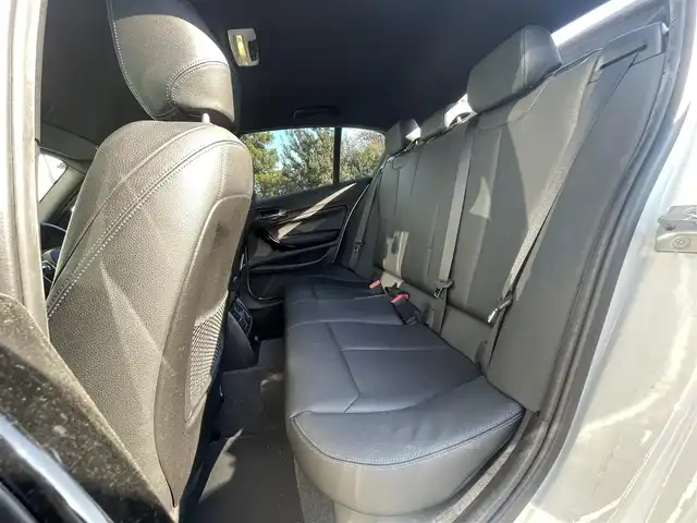 ＢＭＷ １１８ｉ Mスポーツ エディションシャドー 大阪府 2018(平30)年 6.6万km アルピンホワイトⅢ EditionShadow（限定モデル）/・ダークカラーLEDヘッドライト/・リヤコンビネーションライト/・ハイグロスブラックキドニーグリル/・18インチMライトアロイホイールダブルスポークジェットブラック/BMWコネクテッドドライブ/純正ナビ /　（CD/DVD/Bluetooth/USB）/純正ドライブレコーダー（前後）/レザーシート（合皮）/　（前席パワーシート/前席シートヒーター） /バックカメラ /純正ミラー内蔵型ETC