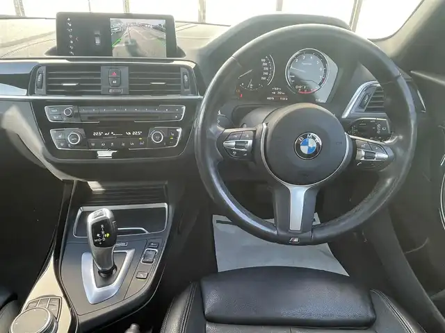 ＢＭＷ １１８ｉ Mスポーツ エディションシャドー 大阪府 2018(平30)年 6.6万km アルピンホワイトⅢ EditionShadow（限定モデル）/・ダークカラーLEDヘッドライト/・リヤコンビネーションライト/・ハイグロスブラックキドニーグリル/・18インチMライトアロイホイールダブルスポークジェットブラック/BMWコネクテッドドライブ/純正ナビ /　（CD/DVD/Bluetooth/USB）/純正ドライブレコーダー（前後）/レザーシート（合皮）/　（前席パワーシート/前席シートヒーター） /バックカメラ /純正ミラー内蔵型ETC