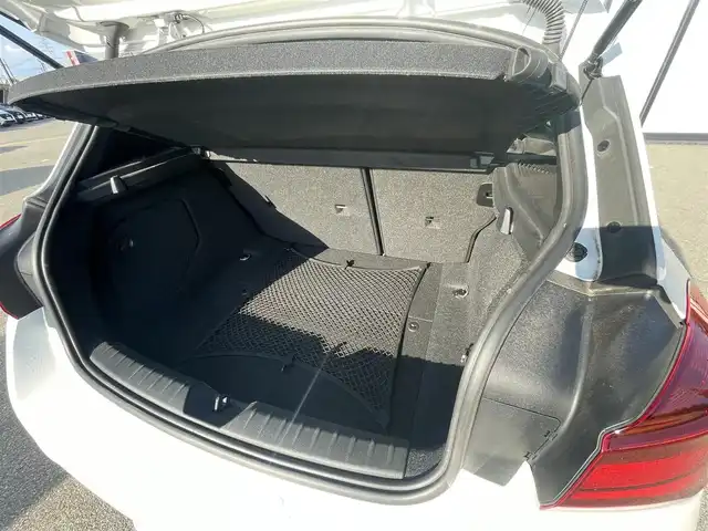 ＢＭＷ １１８ｉ Mスポーツ エディションシャドー 大阪府 2018(平30)年 6.6万km アルピンホワイトⅢ EditionShadow（限定モデル）/・ダークカラーLEDヘッドライト/・リヤコンビネーションライト/・ハイグロスブラックキドニーグリル/・18インチMライトアロイホイールダブルスポークジェットブラック/BMWコネクテッドドライブ/純正ナビ /　（CD/DVD/Bluetooth/USB）/純正ドライブレコーダー（前後）/レザーシート（合皮）/　（前席パワーシート/前席シートヒーター） /バックカメラ /純正ミラー内蔵型ETC