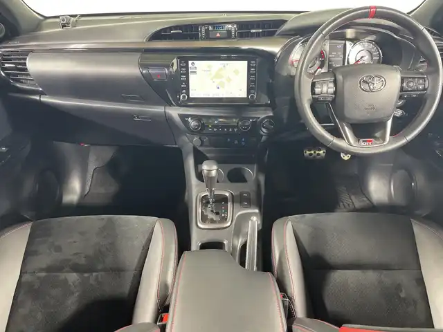 トヨタ ハイラックス Z GRスポーツ 神奈川県 2023(令5)年 1.1万km スーパーホワイトⅡ 4WD/純正8型ナビ（ディスプレイオーディオ　ナビ機能）/AM　FM　Bluetooth　Miracast　AppleCarPlay/パノラミックビューモニター/セーフティ・サポートカー/レーダークルーズコントロール/GRステアリング/GRハーフレザーシート/GRフロアマット/パドルシフト/LDA/PCS/RSA/先行車発進告知機能/DAC/純正ツィーター/ハードトノカバー/ドアバイザー