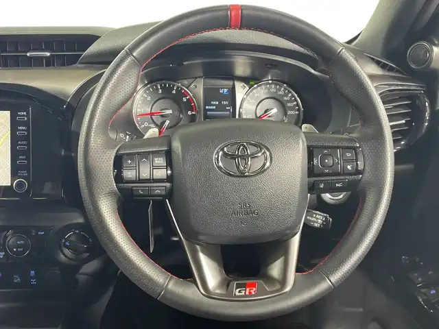 トヨタ ハイラックス Z GRスポーツ 神奈川県 2023(令5)年 1.1万km スーパーホワイトⅡ 4WD/純正8型ナビ（ディスプレイオーディオ　ナビ機能）/AM　FM　Bluetooth　Miracast　AppleCarPlay/パノラミックビューモニター/セーフティ・サポートカー/レーダークルーズコントロール/GRステアリング/GRハーフレザーシート/GRフロアマット/パドルシフト/LDA/PCS/RSA/先行車発進告知機能/DAC/純正ツィーター/ハードトノカバー/ドアバイザー